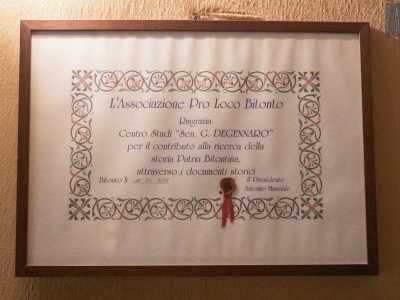 Il centro studi � intitolato al senatore Giuseppe Degennaro, deceduto nel 2004. �A lui mi univa un�amicizia quarantennale � sottolinea Brattoli � oltre che una profonda stima per il suo operato nell�ambito della cultura. Da qui la decisione di dedicargli il salotto letterario�